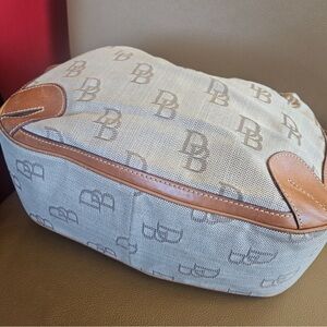 EUC DOONEY AND BURKE SIDE POCKET HOBO. IN GOOD CONDITION.